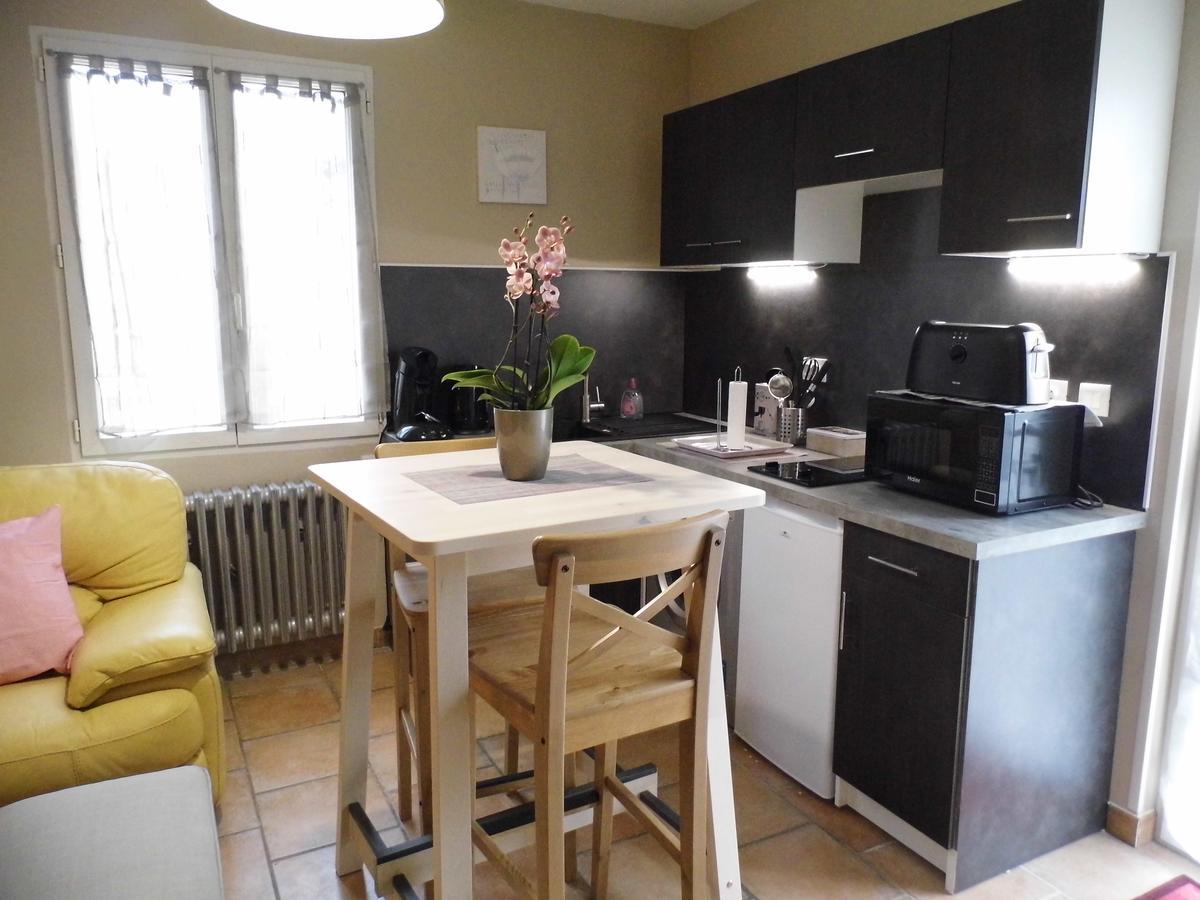 Appartements Dans Villa Privee Avec Piscine, Jardin, Parking Clos, Wifi, Climatisation Meyreuil Exterior foto